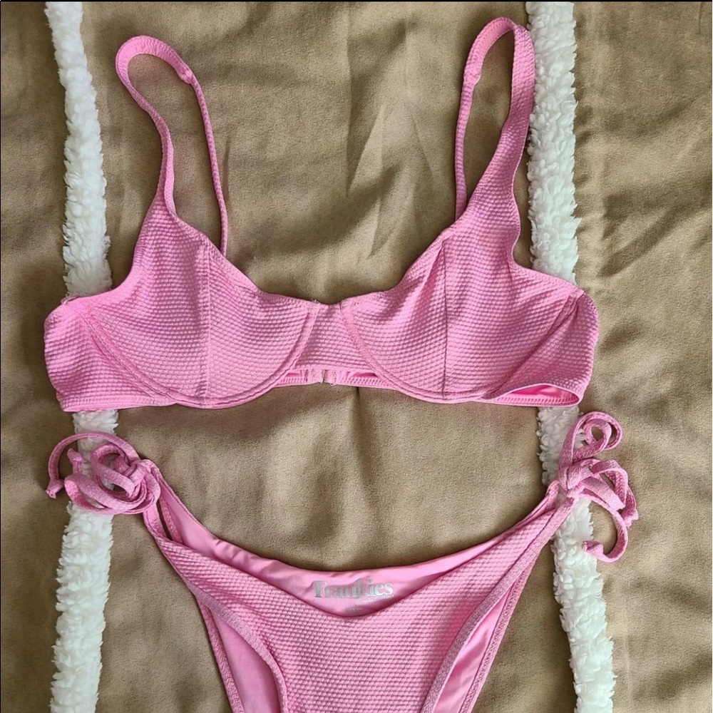 Frankie’s bikinis set